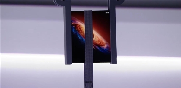 产品经理现场拿荣耀Magic V6做引体向上：折叠屏强度彻底封神