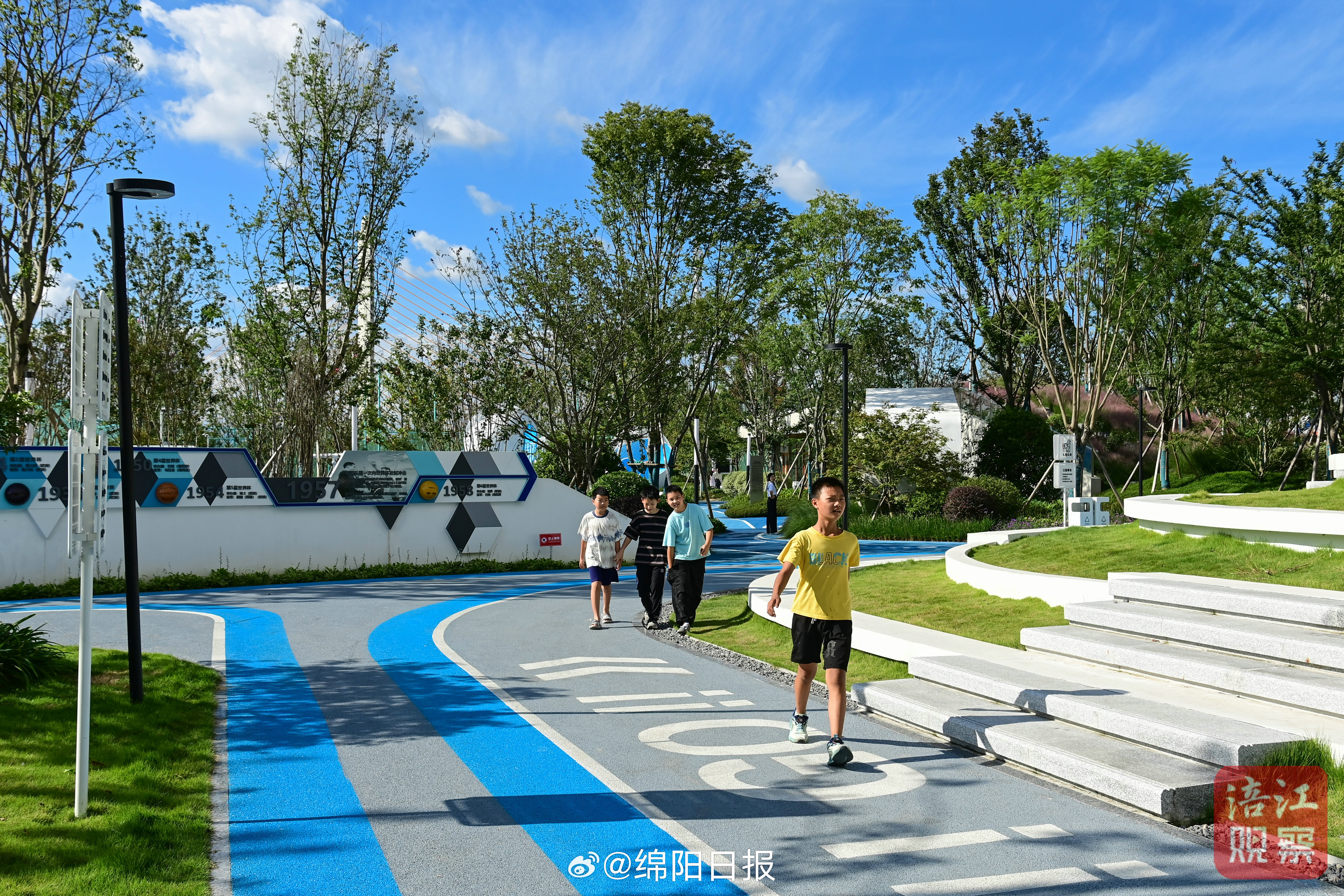 【爱看绵阳｜青山绿水白云间，蓬勃小镇入画来】9月25日，云漫晴空，远