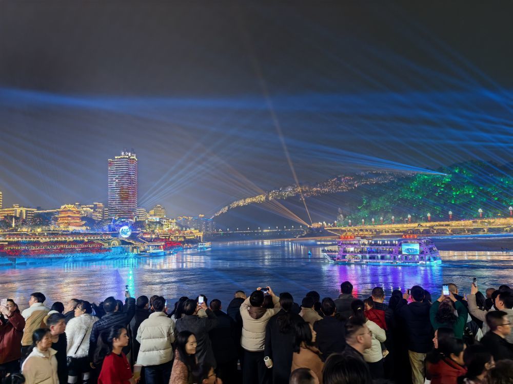 2月17日,游客在宜宾三江汇合处欣赏夜景。新华社记者俞懋峰 摄