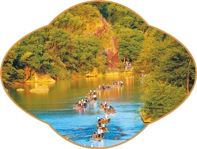 福建武夷山景区，游客在九曲溪上体验人工竹筏漂流。　　彭善安摄