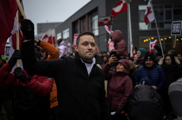 格陵兰岛自治政府总理尼尔森参加抗议示威. IC Photo