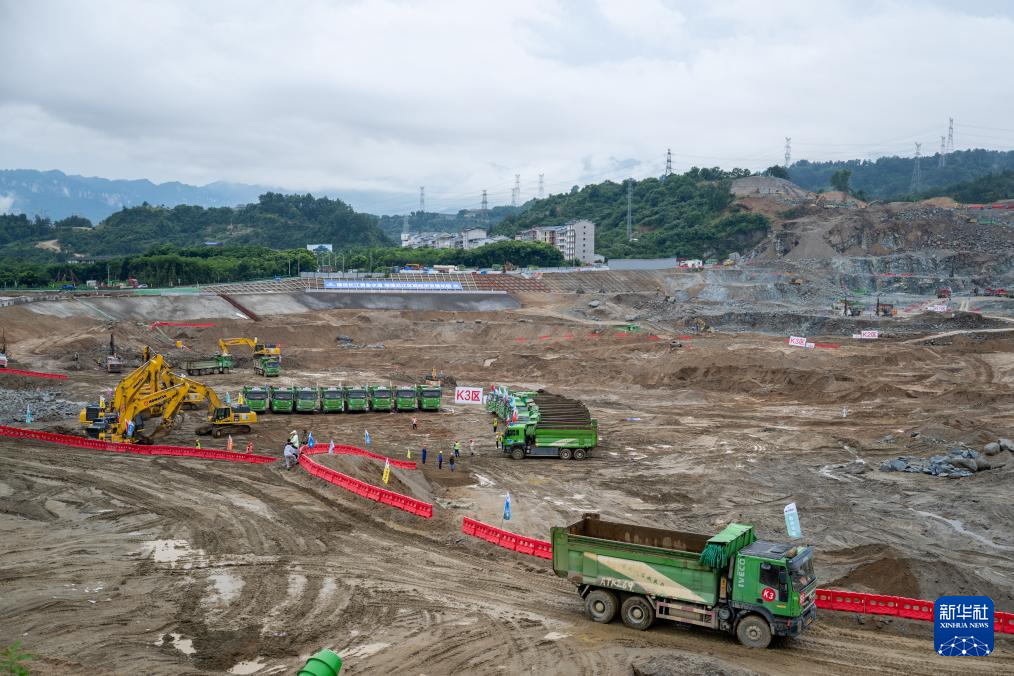 这是6月8日拍摄的三峡水运新通道工程先行开挖区施工现场。新华社记者 伍志尊 摄