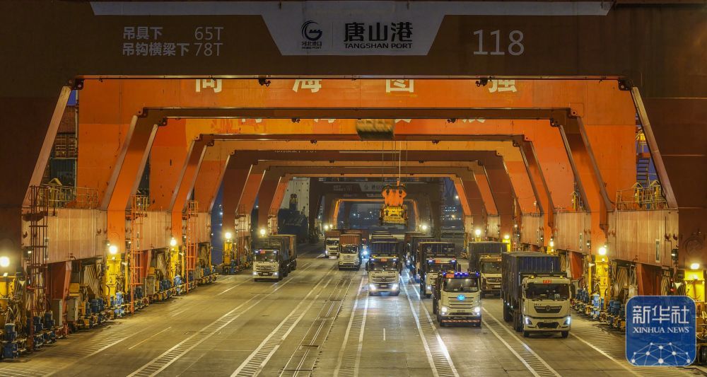 ↑ 1月2日清晨,在河北省唐山港京唐港区集装箱码头,车辆在运输集装箱(无人机照片)。新华社发(刘满仓 摄)