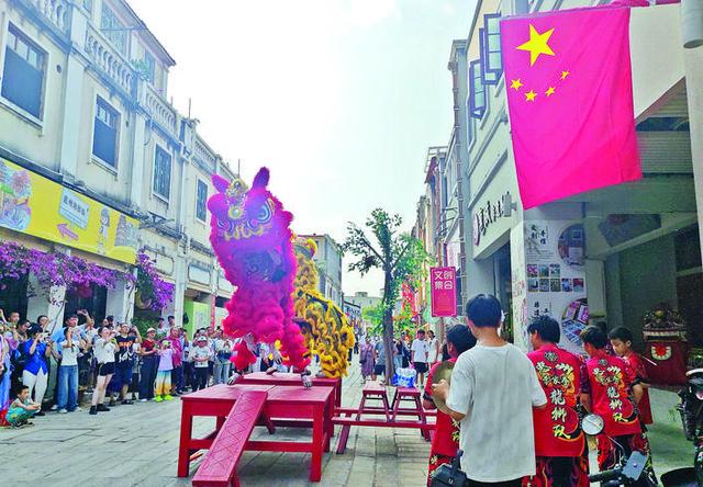 国庆假期,市区水东街非遗体验与老街烟火气交织,成为市民游客爱逛的热门打卡地。惠州日报记者谢菁菁 通讯员杨新语 摄