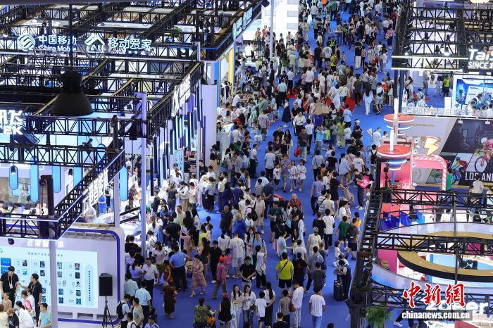 4月18日，第六届中国国际消费品博览会收官之日，民众在科技消费展区参观。　中新社记者 骆云飞 摄