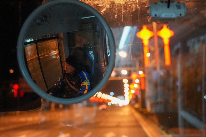 2月6日5时，夜班公交司机王佳京驾驶夜1路行驶在建国路上。新华每日电讯记者鞠焕宗 摄