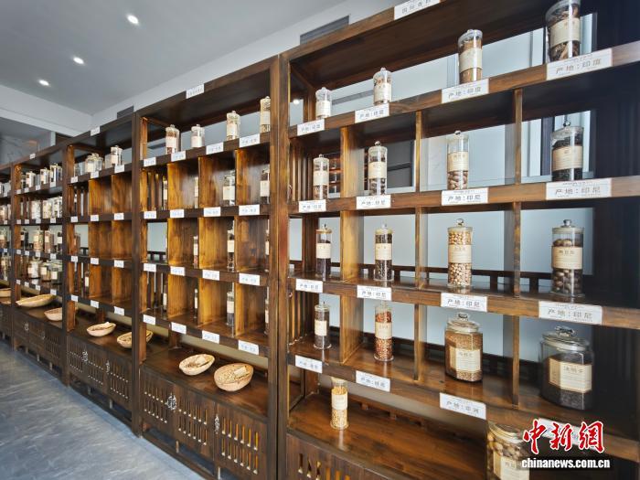 广西玉林福达国际香料交易中心内,陈设来自世界各地的香料。中新网记者 刘越 摄