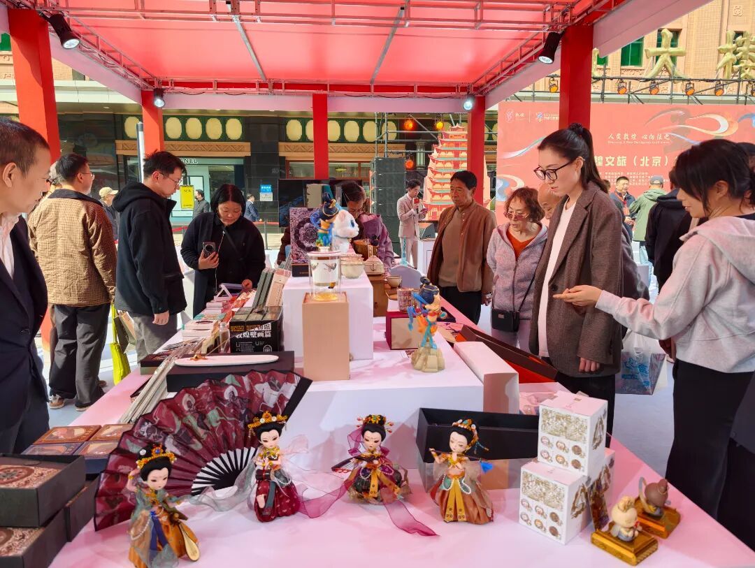 游客在文创展销区挑选敦煌文创产品。记者 王慧雯 摄 (6).jpg