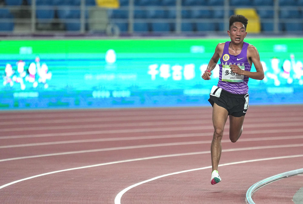 西藏队选手多布杰在第十四届全运会田径男子10000米决赛中夺冠。新华社记者 彭子洋 摄