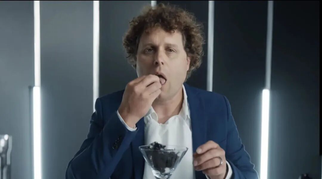 ▲彼得·贝克吃下帽子碎片(图/视频截图)