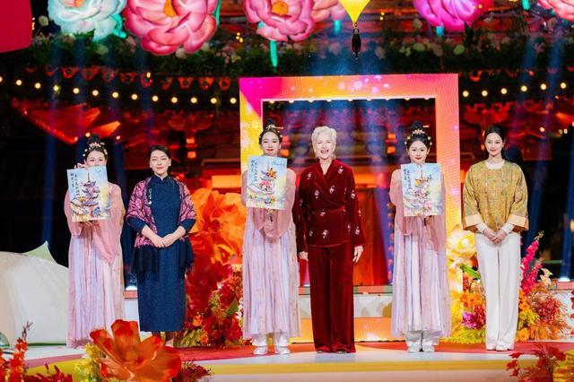 马斯克 76 岁的老妈,在中国把养老玩儿成了特种兵旅游!