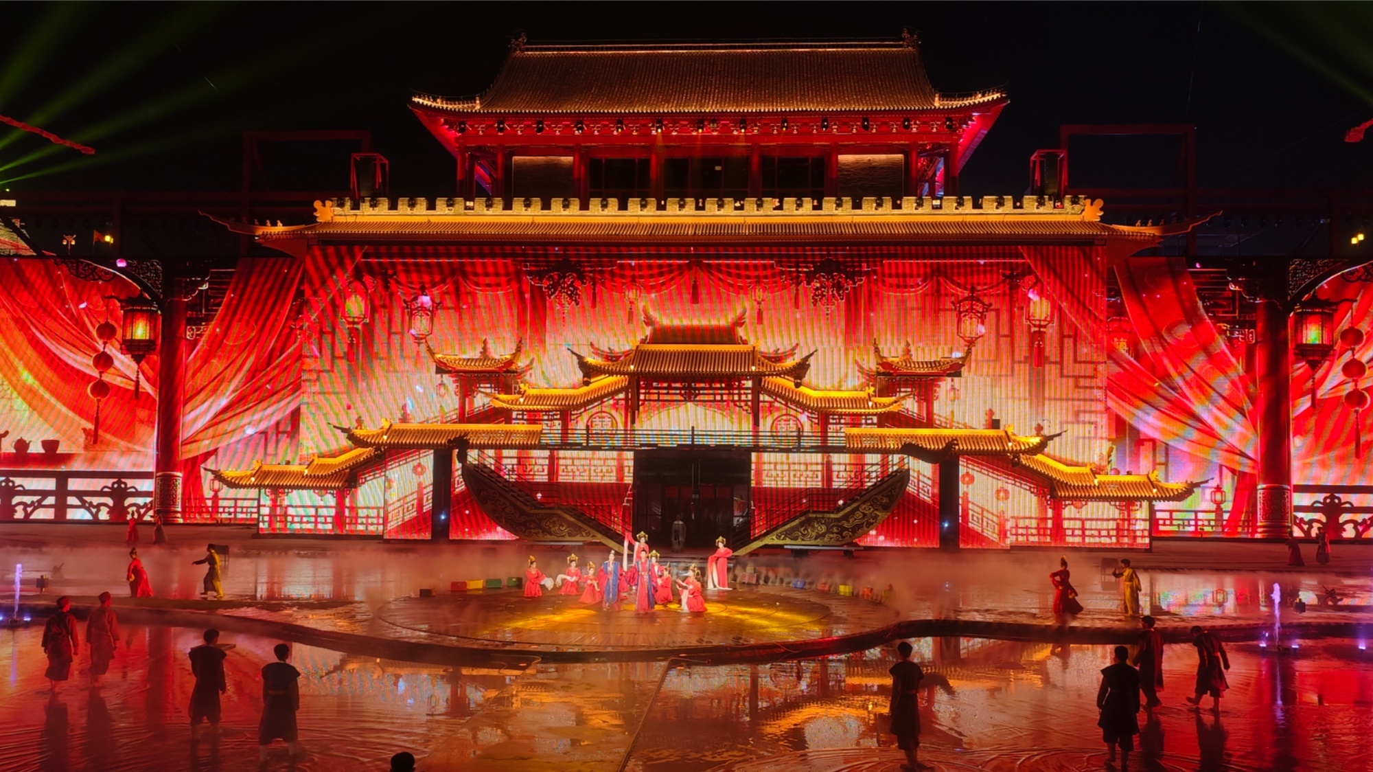 东方卫城夜间演艺项目(央广网记者 褚夫晴 摄)