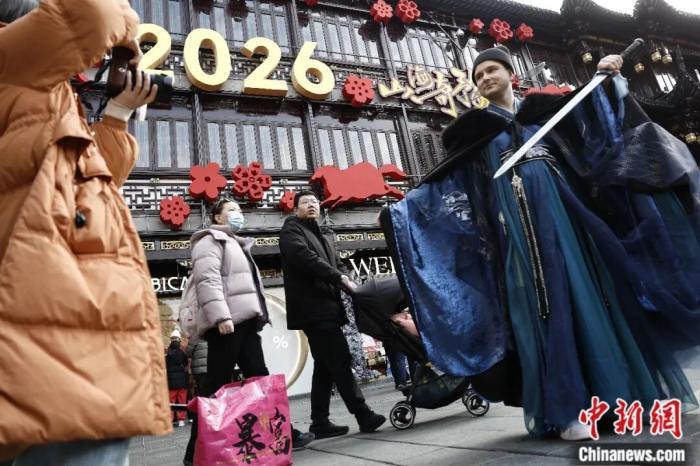 2026年2月17日，农历正月初一，外国游客在上海豫园商城摆着造型拍照。中新社记者 殷立勤 摄