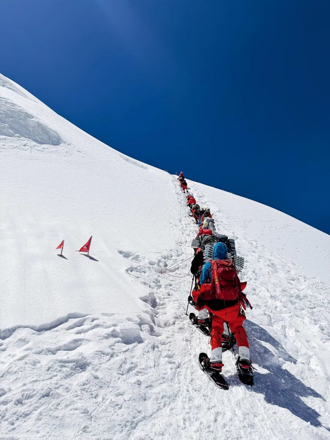 登山者沿路绳排成一列攀登。图/受访者提供