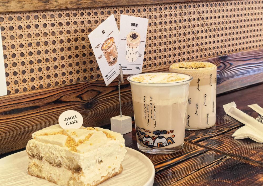 一家咖啡店内的创意甜品与咸奶茶咖啡。新华社记者王雪冰 摄