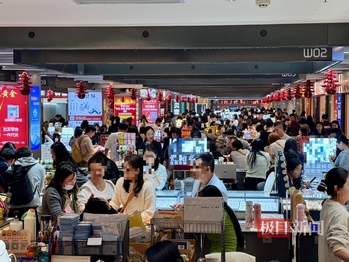 实探深圳水贝市场:银条溢价热销,有顾客花6万多元买银,商户称目前溢价普遍在每克3元以上