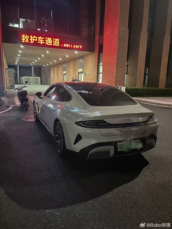被追尾后SU7自动打120电话：车主获救被小米售后团队感动 雷军回应