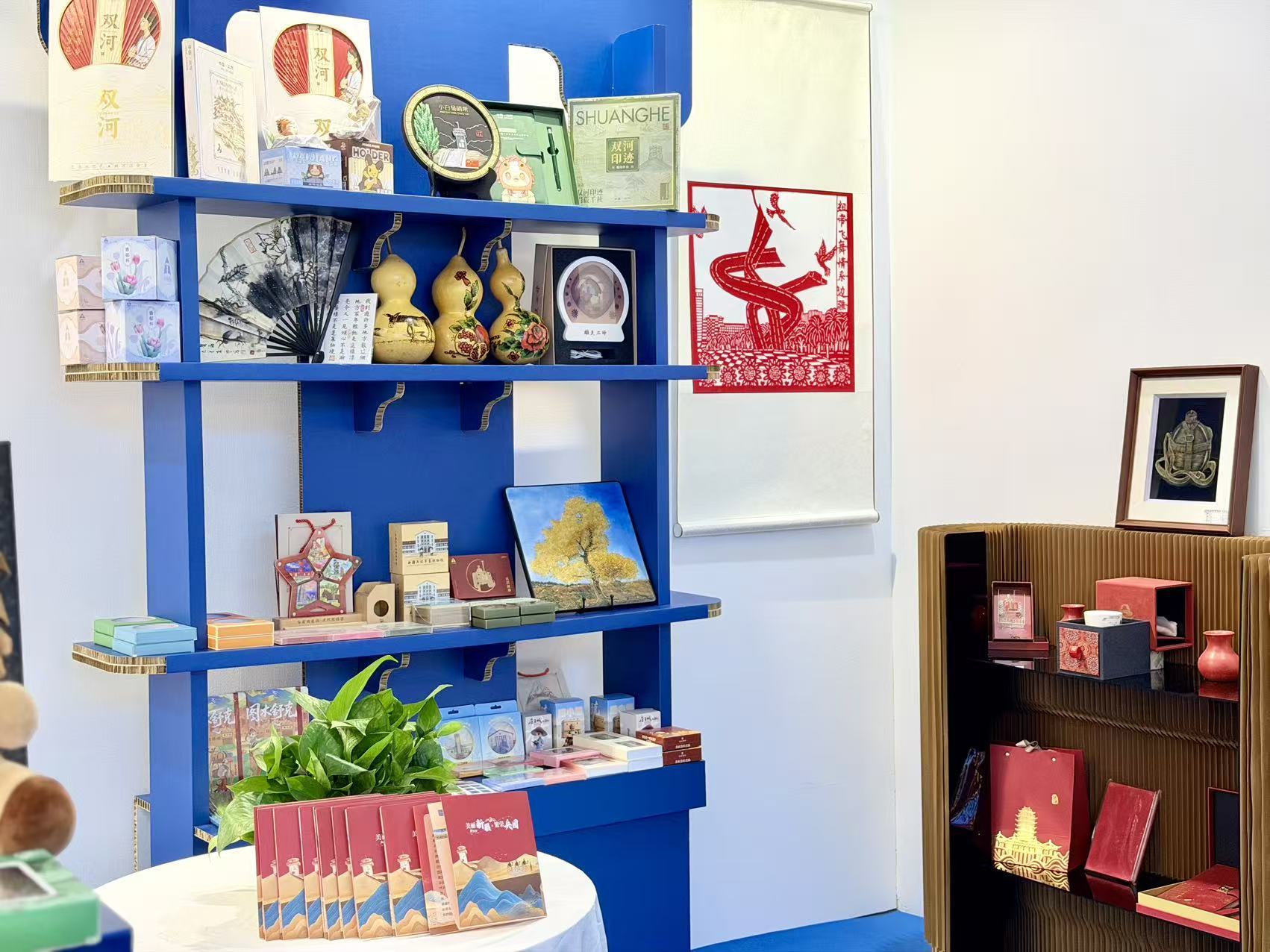 展架上葫芦彩绘、折扇、剪纸、主题版画等匠心手作一一陈列，多元载体展现兵团丰富的文化内涵。.jpg