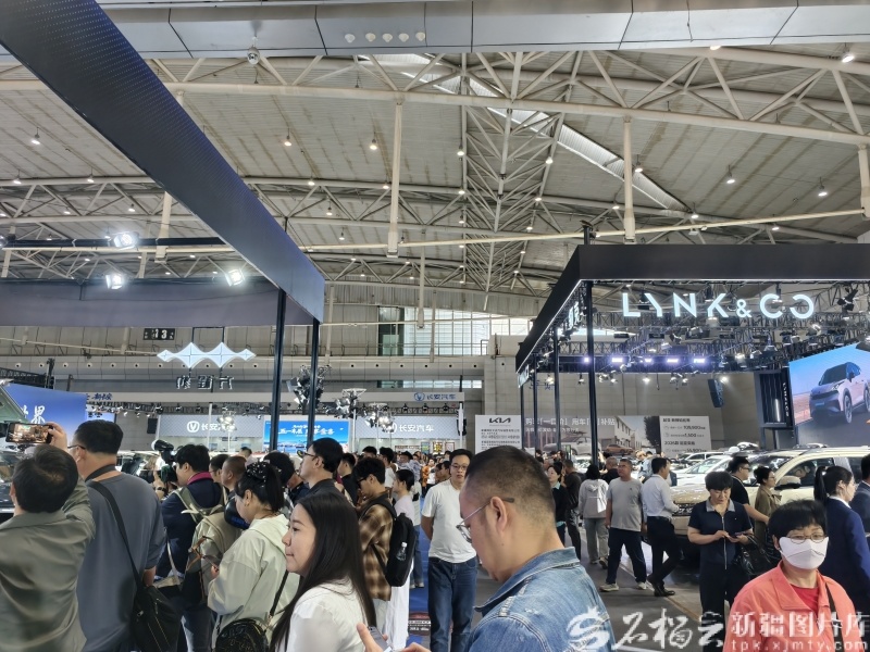 5月1日，2026新疆五一国际车展现场，参观者络绎不绝。石榴云/新疆日报记者 黑宏伟摄