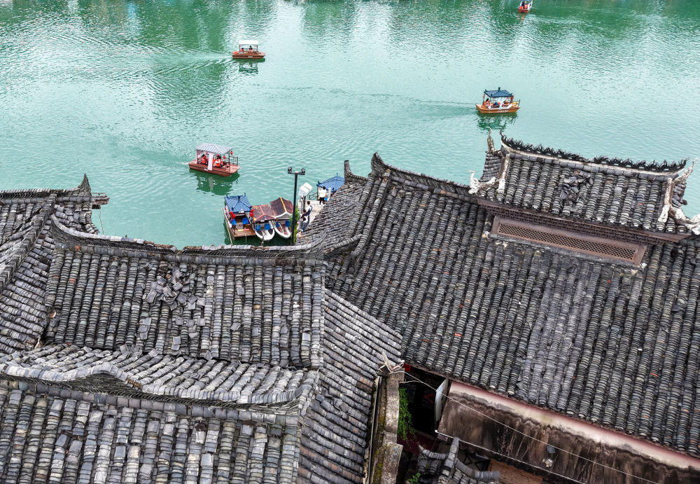 10月1日,游客在贵州省黔东南苗族侗族自治州凯里市下司古镇游玩。新华社发(蔡兴文 摄)