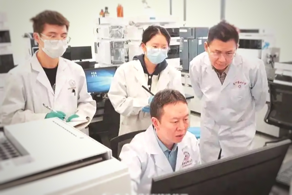 贵州医科大学科研人员正在对一款新的化妆品原料开展研究