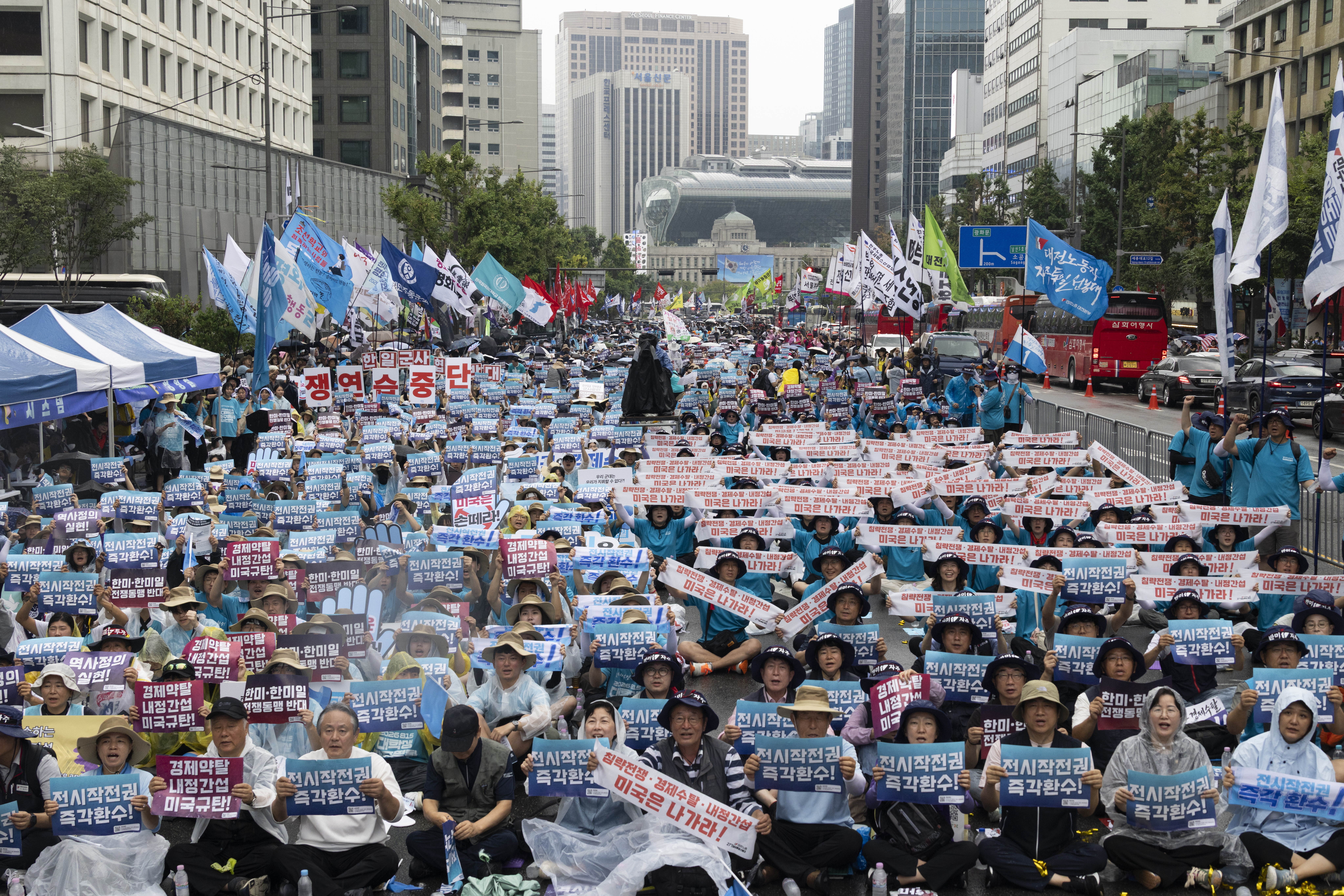 8月15日，韩国民众在首尔举行集会，反对美对韩政策，要求从美国手中收回战时作战指挥权。（IC photo）