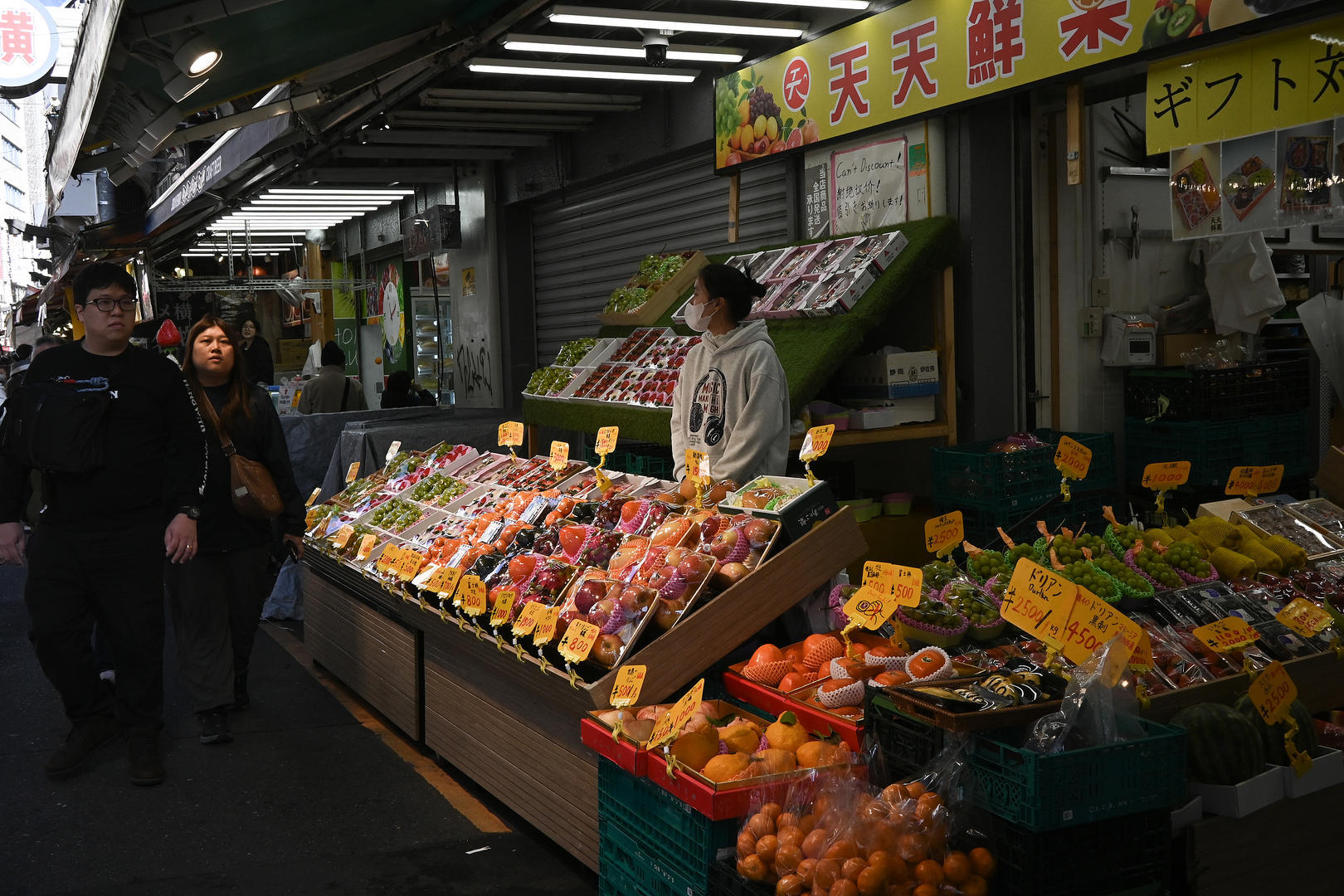 ▲当地时间2025年12月26日,日本东京,民众购物 图据视觉中国