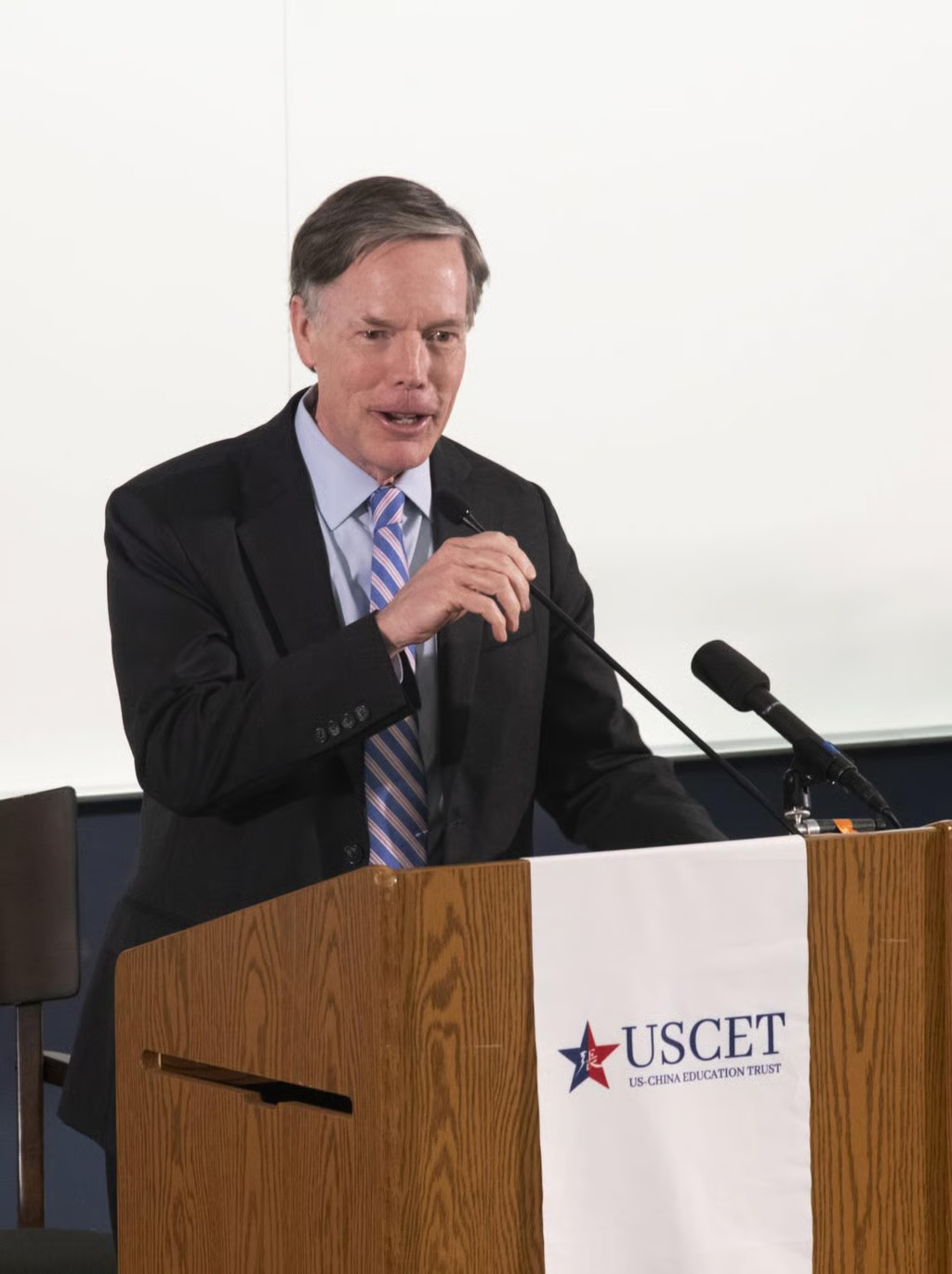 伯恩斯此前参加“中好意思西宾基金”关系行径。 《南华早报》