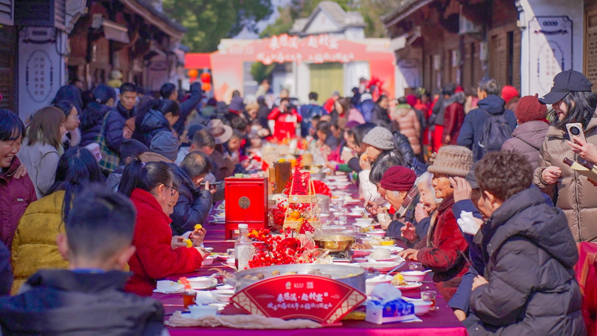 长桌宴现场（央广网记者 俞烨 摄）