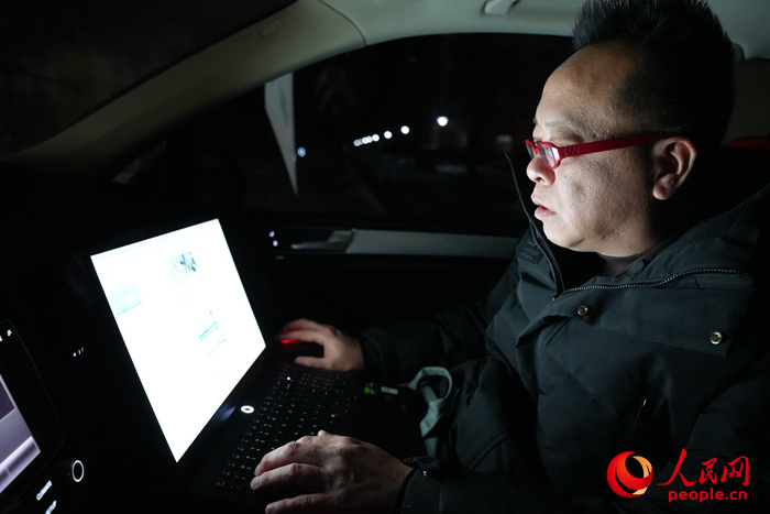 赵阳在编辑雾凇晨报。人民网记者李洋摄