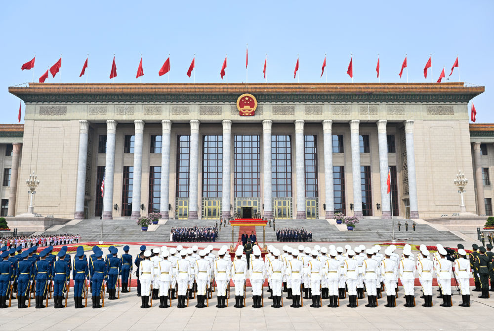 5月14日上午，国家主席习近平在北京人民大会堂同来华进行国事访问的美国总统特朗普举行会谈。会谈前，习近平在人民大会堂东门外广场为特朗普举行欢迎仪式。新华社记者 殷博古 摄