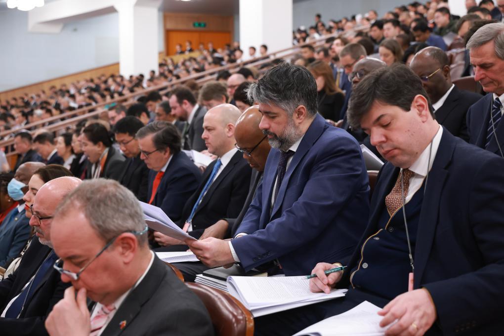 3月5日，十四届全国人大四次会议开幕会在北京人民大会堂举行。这是外国驻华使节旁听大会。新华社记者 刘彬 摄