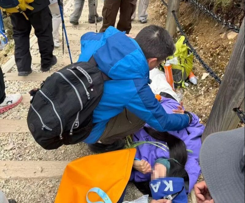 中南大学湘雅医院感染病科副主任全俊教授在高原缺氧、设备有限的艰苦条件下开展紧急施救,成功将游客从生死线上拉回。长沙晚报通讯员 陈彦霖 摄