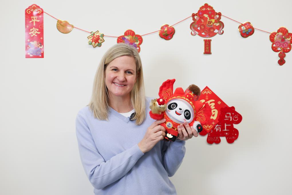 2026年2月13日,国际奥委会主席考文垂在新华社米兰冬奥会报道中心展示“马墩墩”。新华社记者 张铖 摄