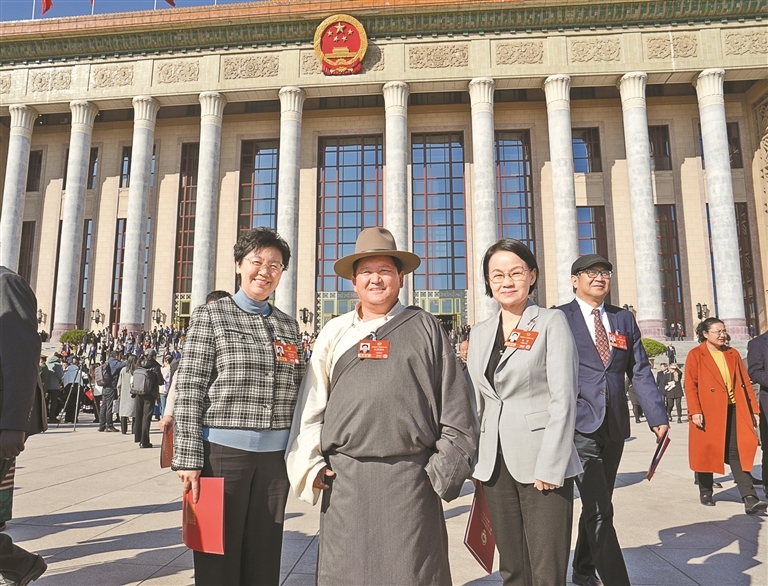 图为住藏全国政协委员扎西顿珠与其他全国政协委员一起合影。本报记者 陶玥 摄