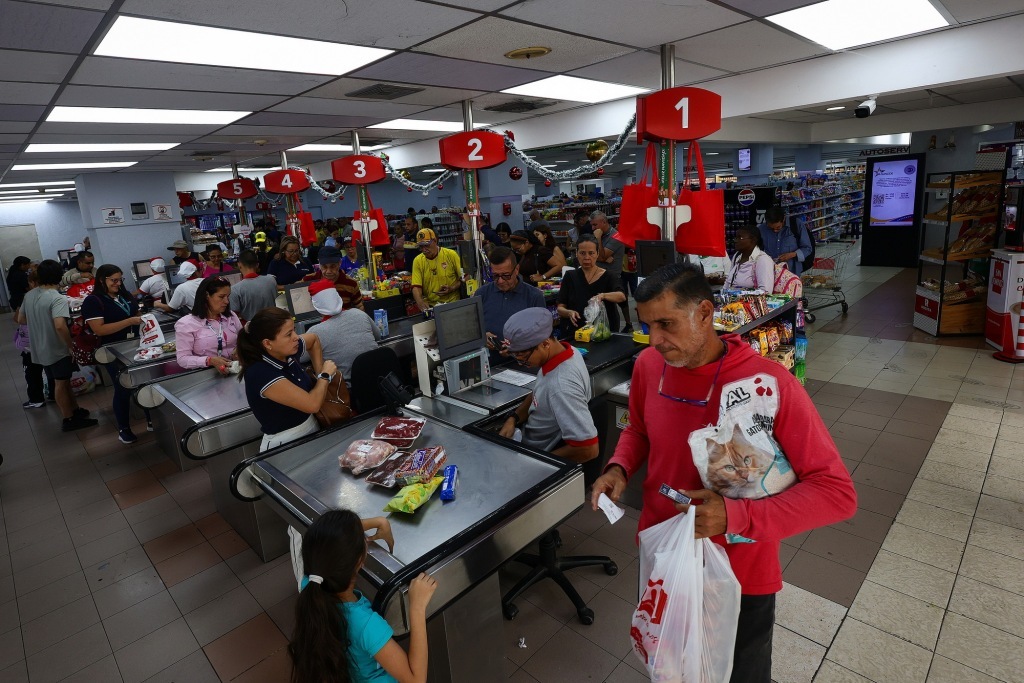 1月5日,委内瑞拉加拉加斯,人们在一家超市购买食物。视觉中国 图