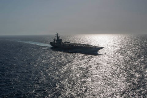 5月8日，美国海军“亚伯拉罕&middot;林肯”号航空母舰在阿拉伯海航行。《卫报》报道配图