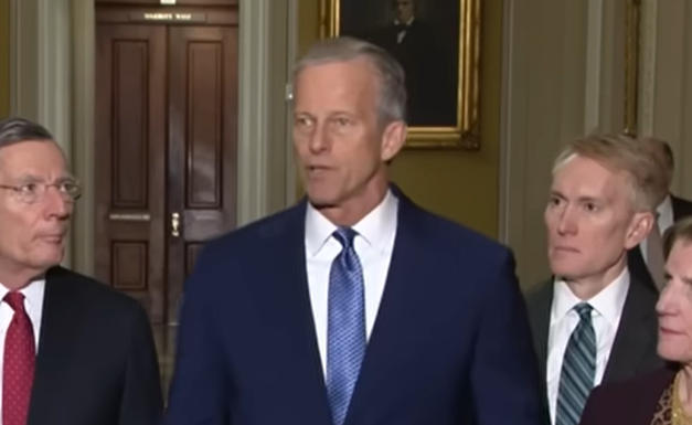 参议院共和党领袖图恩(中)回应:反对将投票事务联邦化 视频截图