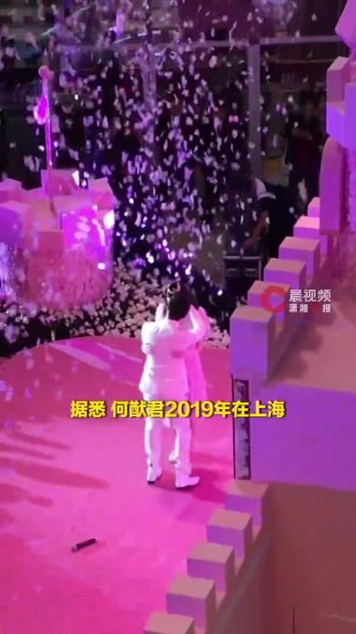 奚梦瑶婚礼结束后被路人偶遇，休闲服装搭配双肩包，网友：像下了班去接娃，好松弛