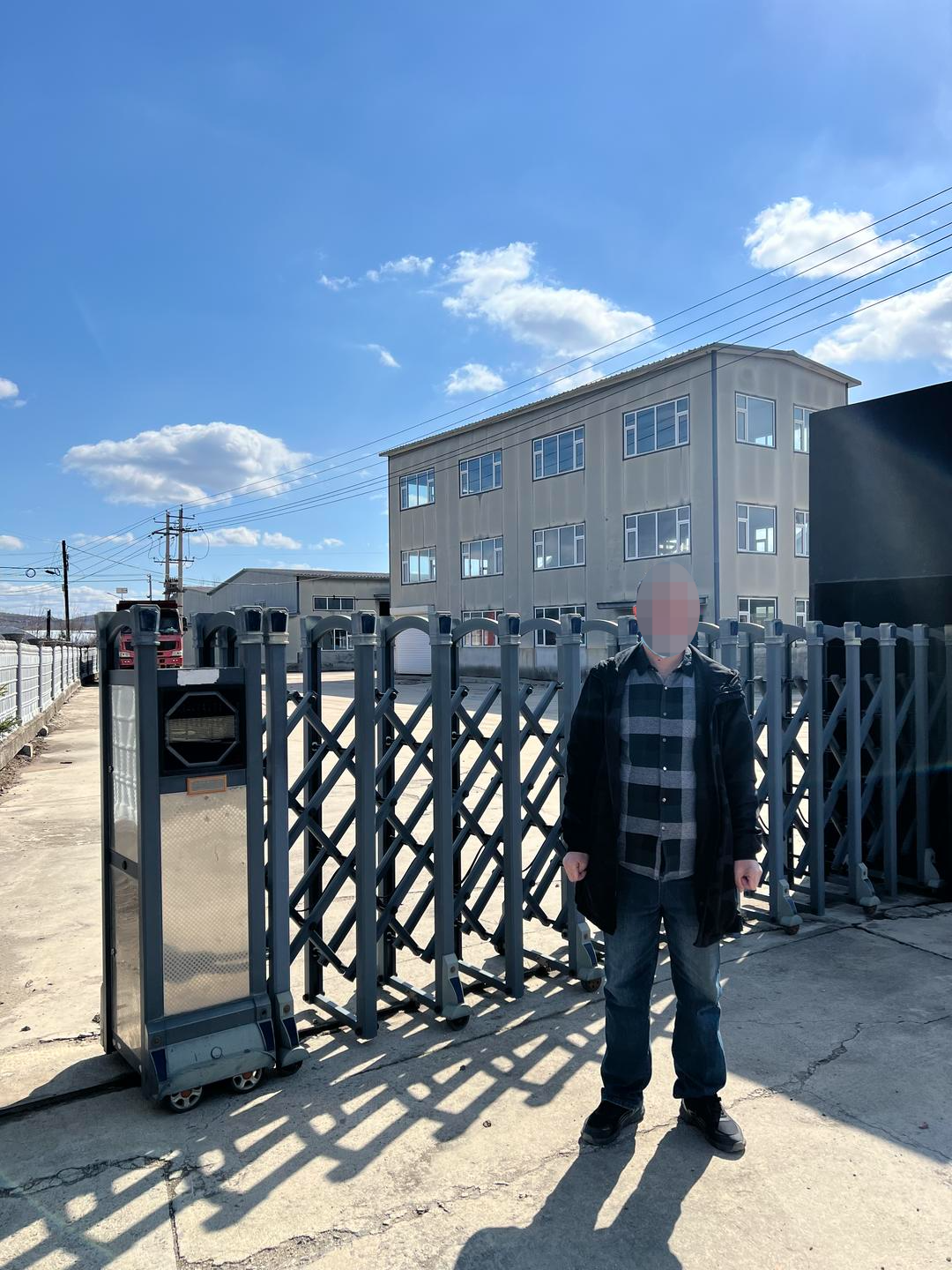 ▲老姜站在厂房前