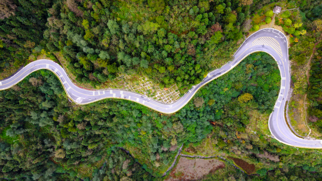 十八洞乡村公路。宋显金摄（中经视觉）