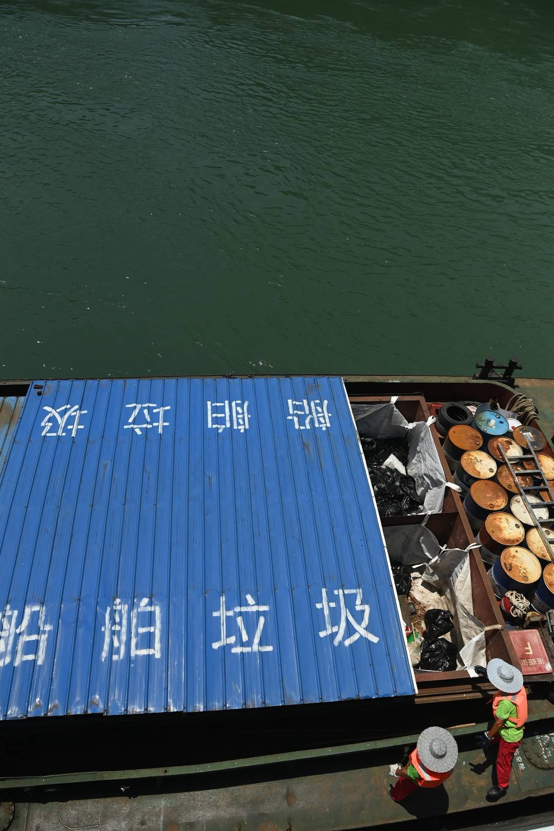 “三江环保01号”有污水仓、垃圾区，专门接收过往船舶产生的生活污水和生活垃圾，再去岸上处理。