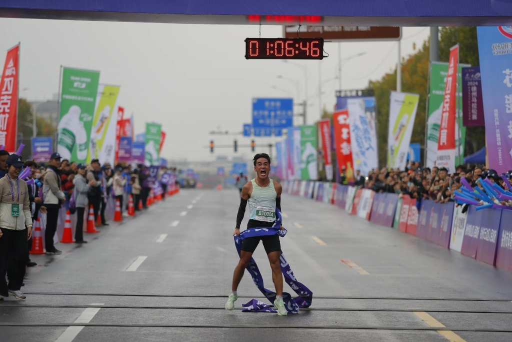 温敏作为职业跑者,目前暂时没有品牌签约,所以他需要依靠比赛奖金以外的其他收入来支持自己的生活。