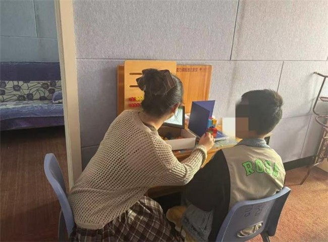 特教老师和孤独症孩子一对一训练