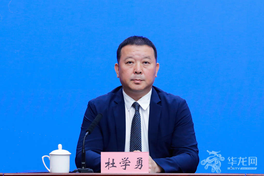市体育局副局长杜学勇回答记者提问。第1眼TV-华龙网记者 石涛 摄