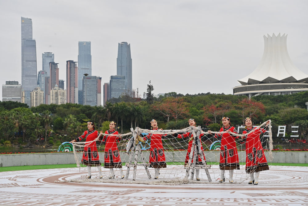 2025年3月31日，黑龙江村歌队队员在“广西三月三&middot;八桂嘉年华”开幕式暨“四季村歌”活动启动仪式现场演唱《乌苏里船歌》。