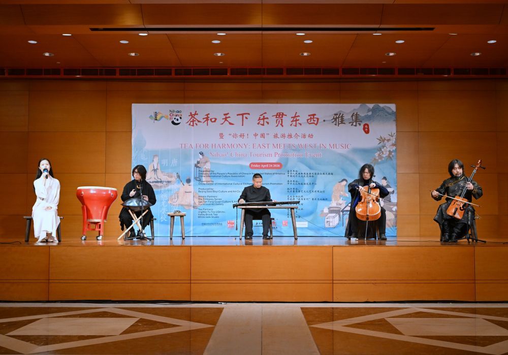 2026年4月24日，青年艺术家在中国驻美国大使馆举办的活动上表演。