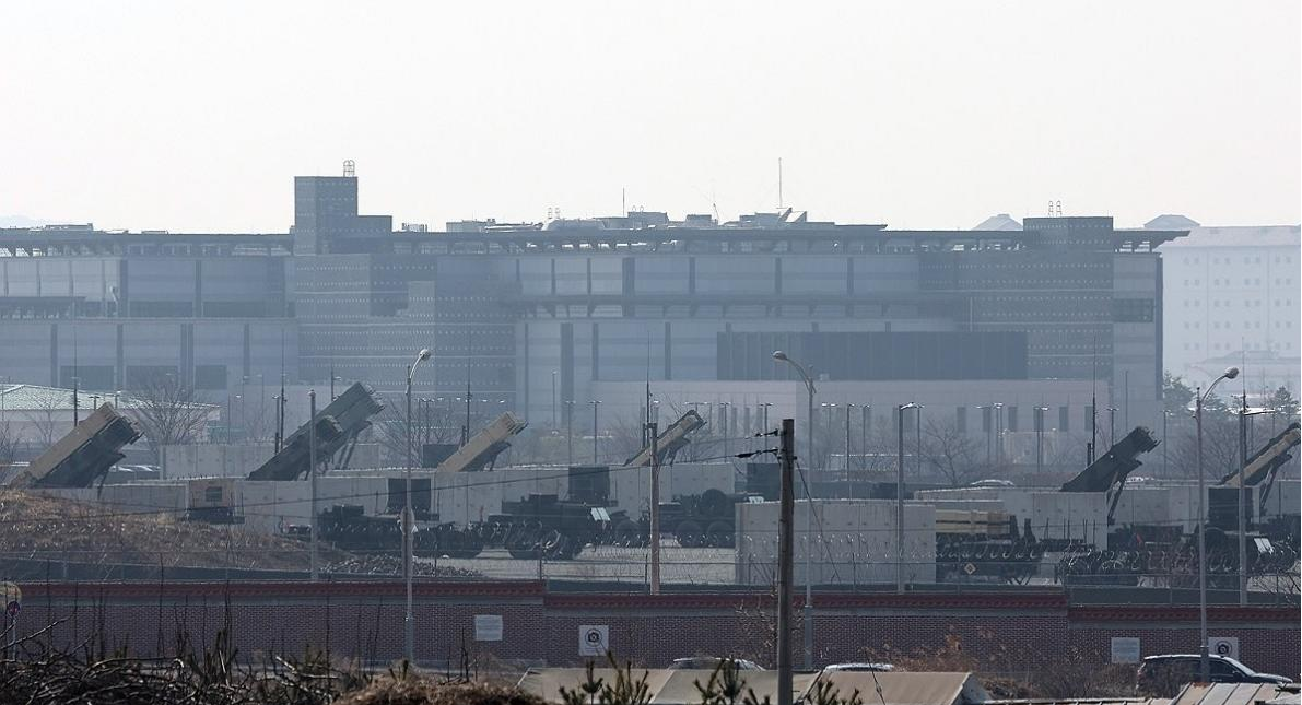 部署在京畿说念平泽市汉弗莱斯军营的“爱国者”防空导弹系统 府上图 图源：韩媒