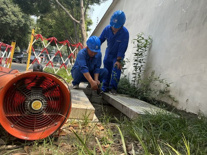 图为国网成都供电公司锦江供电中心员工针对110千伏望江楼变电站电缆出线通道,开展通风降温工作。(受访者供图)