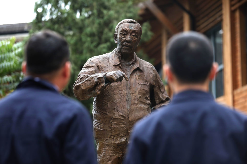 2020年1月11日,工作人员在南仁东像前驻足。新华社记者欧东衢 摄